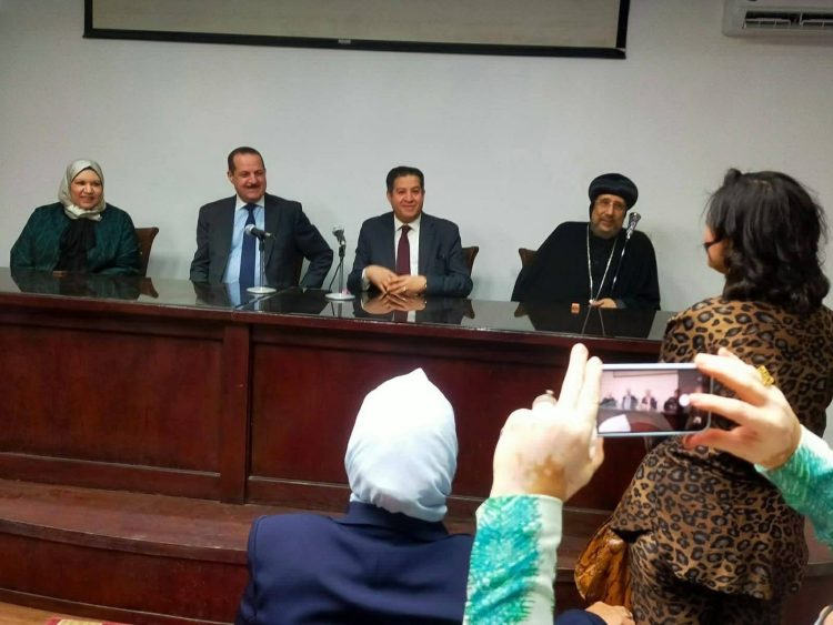 في مشهد يجسد الوحدة الوطنية…نائب رئيس جامعة الأزهر يفتتح المعرض الفني لكلية التربية للبنات بحضور رئيسَي الأعلى للثقافة والمركز الثقافي القبطي الأرثوذكسي