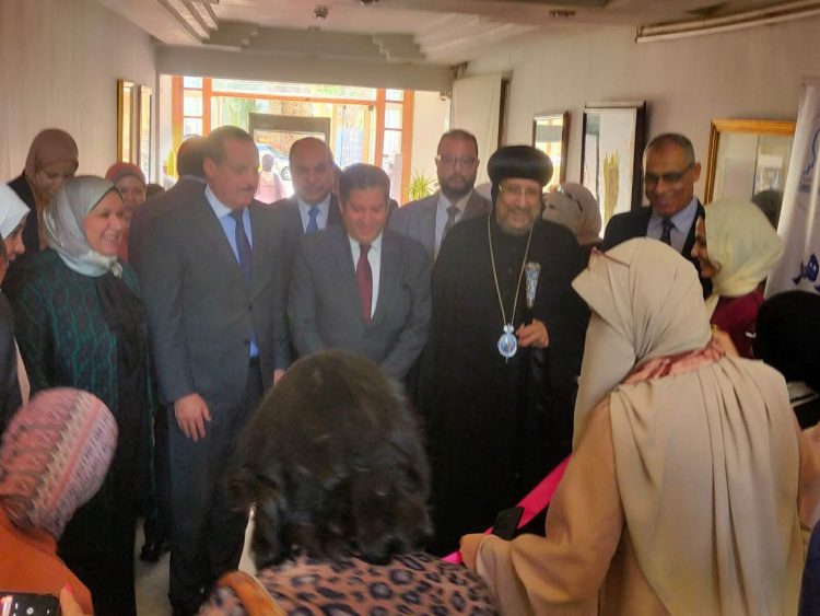 (العربية) في مشهد يجسد الوحدة الوطنية…نائب رئيس جامعة الأزهر يفتتح المعرض الفني لكلية التربية للبنات بحضور رئيسَي الأعلى للثقافة والمركز الثقافي القبطي الأرثوذكسي