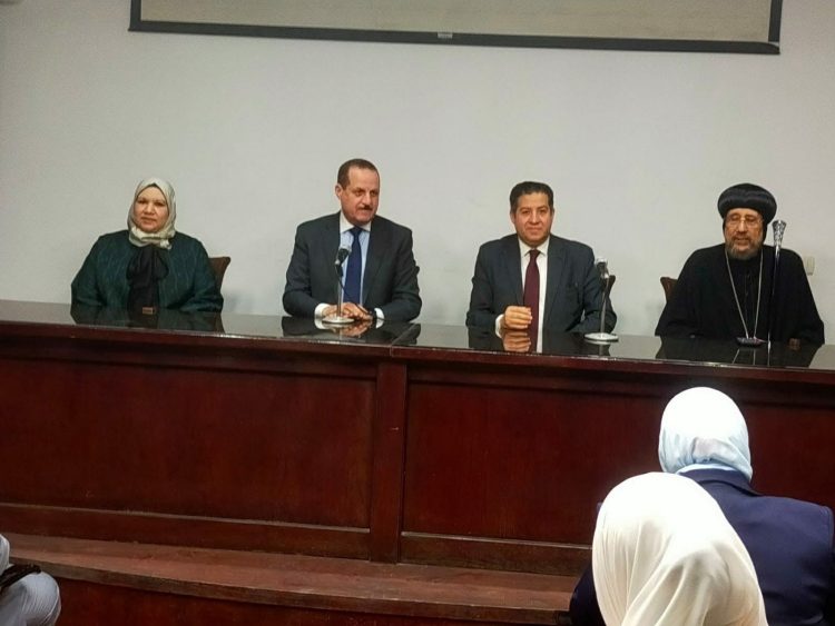 في مشهد يجسد الوحدة الوطنية…نائب رئيس جامعة الأزهر يفتتح المعرض الفني لكلية التربية للبنات بحضور رئيسَي الأعلى للثقافة والمركز الثقافي القبطي الأرثوذكسي