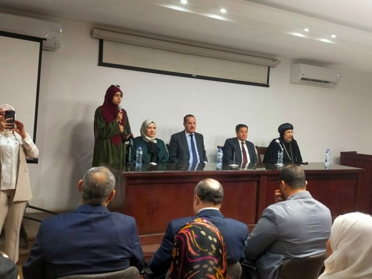 في مشهد يجسد الوحدة الوطنية…نائب رئيس جامعة الأزهر يفتتح المعرض الفني لكلية التربية للبنات بحضور رئيسَي الأعلى للثقافة والمركز الثقافي القبطي الأرثوذكسي