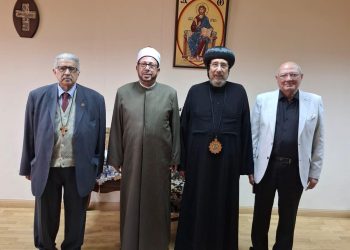 قيادات بيت العائلة المصرية بالغربية تقدم التهنئة بعيد القيامة المجيد للأنبا إرميا في المركز الثقافي القبطي