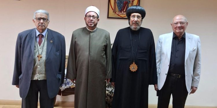 قيادات بيت العائلة المصرية بالغربية تقدم التهنئة بعيد القيامة المجيد للأنبا إرميا في المركز الثقافي القبطي