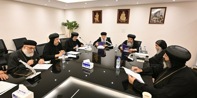 نيافة أنبا إرميا يشارك في اجتماع لجنة الإعلام والمعلومات بالمجمع المقدس