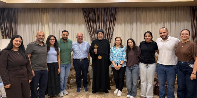 شباب كنيسة مار مرقس بلندن يزورون نيافة أنبا إرميا بالمركز الثقافي القبطي الأرثوذكسي